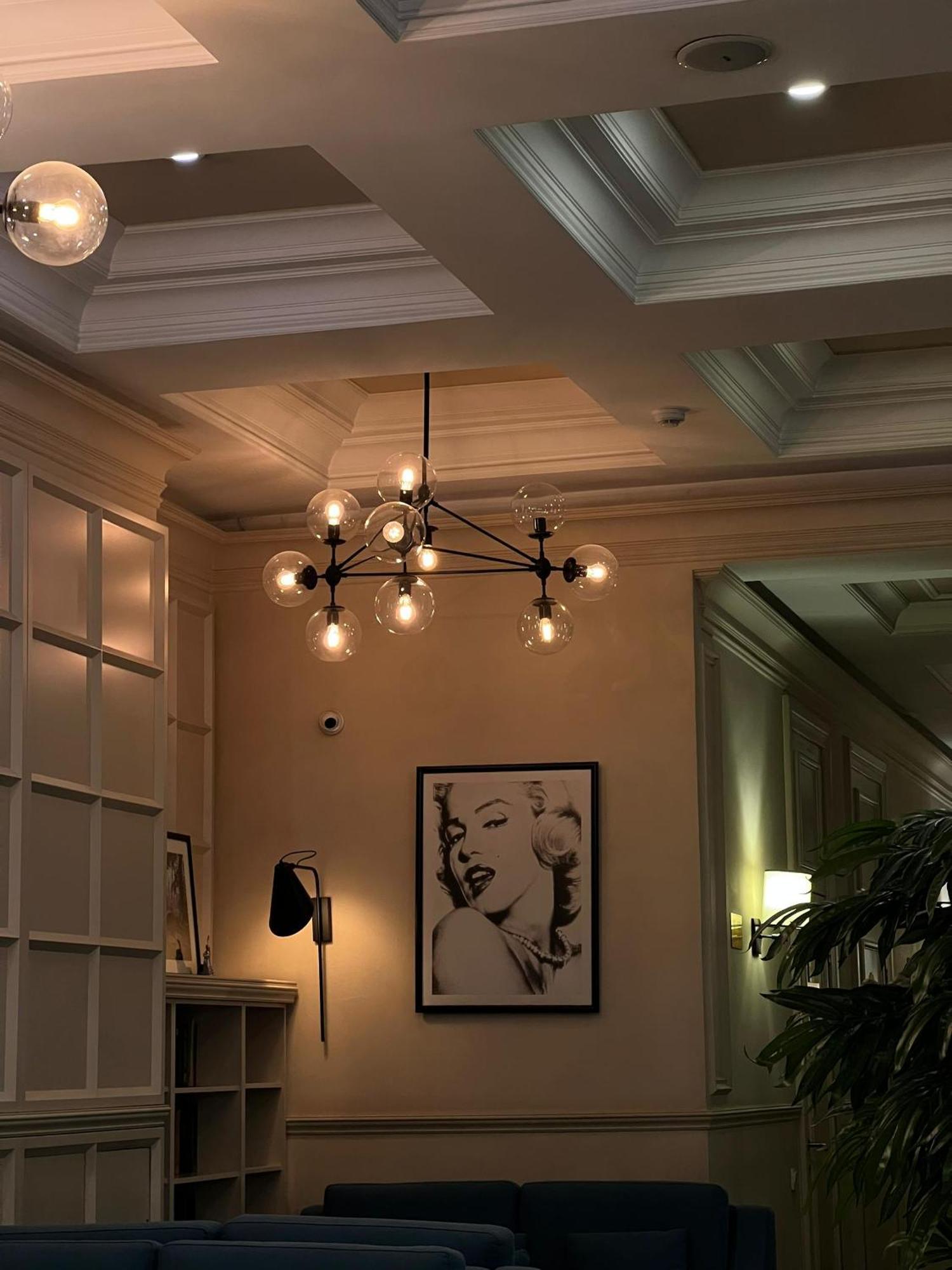 Madison Ave Hotel Bishkek Bagian luar foto