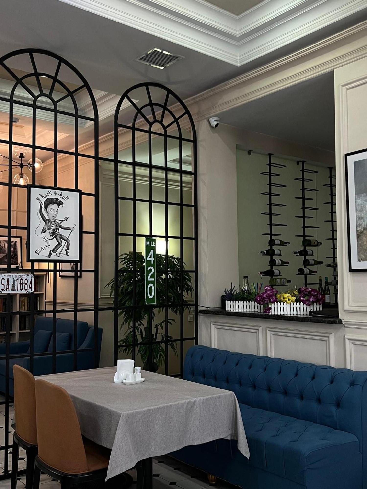 Madison Ave Hotel Bishkek Bagian luar foto