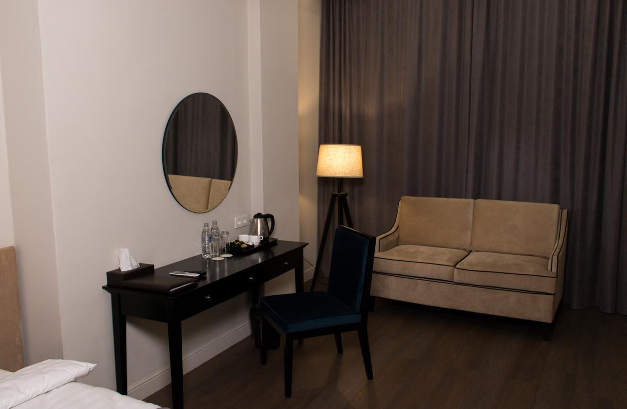 Madison Ave Hotel Bishkek Bagian luar foto