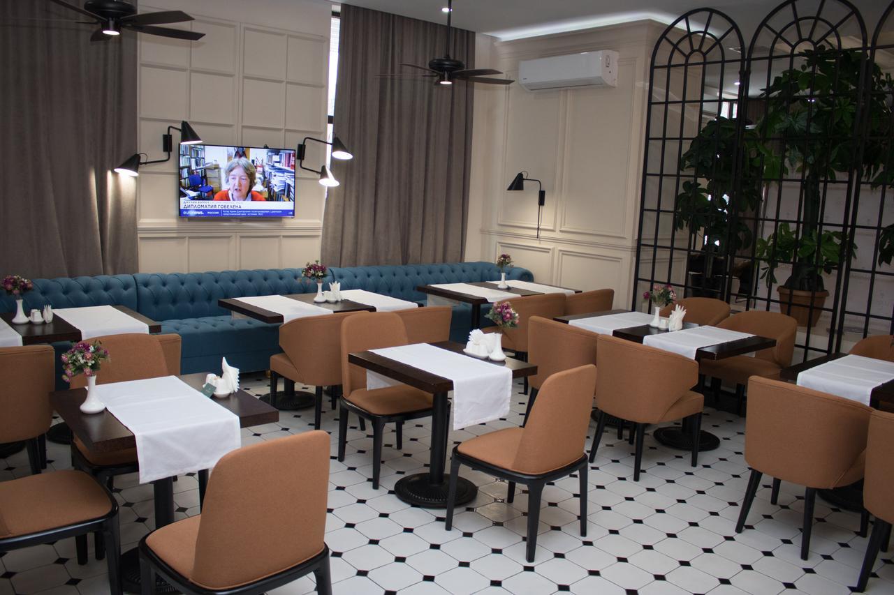 Madison Ave Hotel Bishkek Bagian luar foto