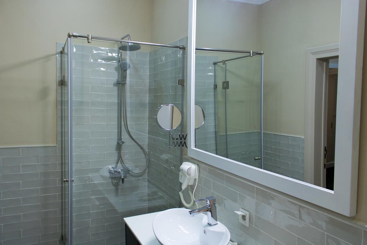 Madison Ave Hotel Bishkek Bagian luar foto