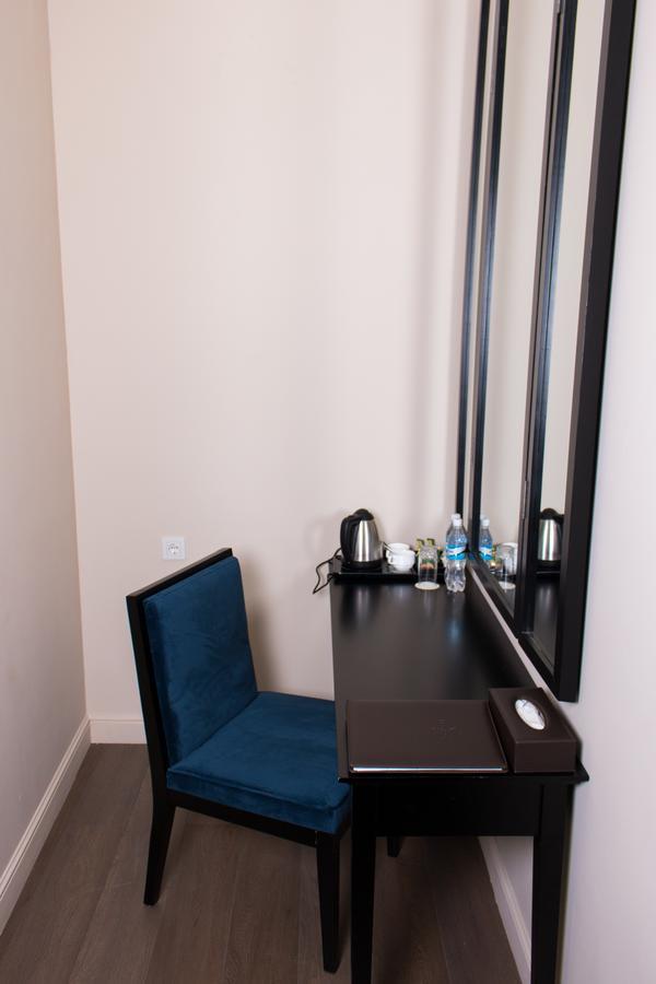 Madison Ave Hotel Bishkek Bagian luar foto