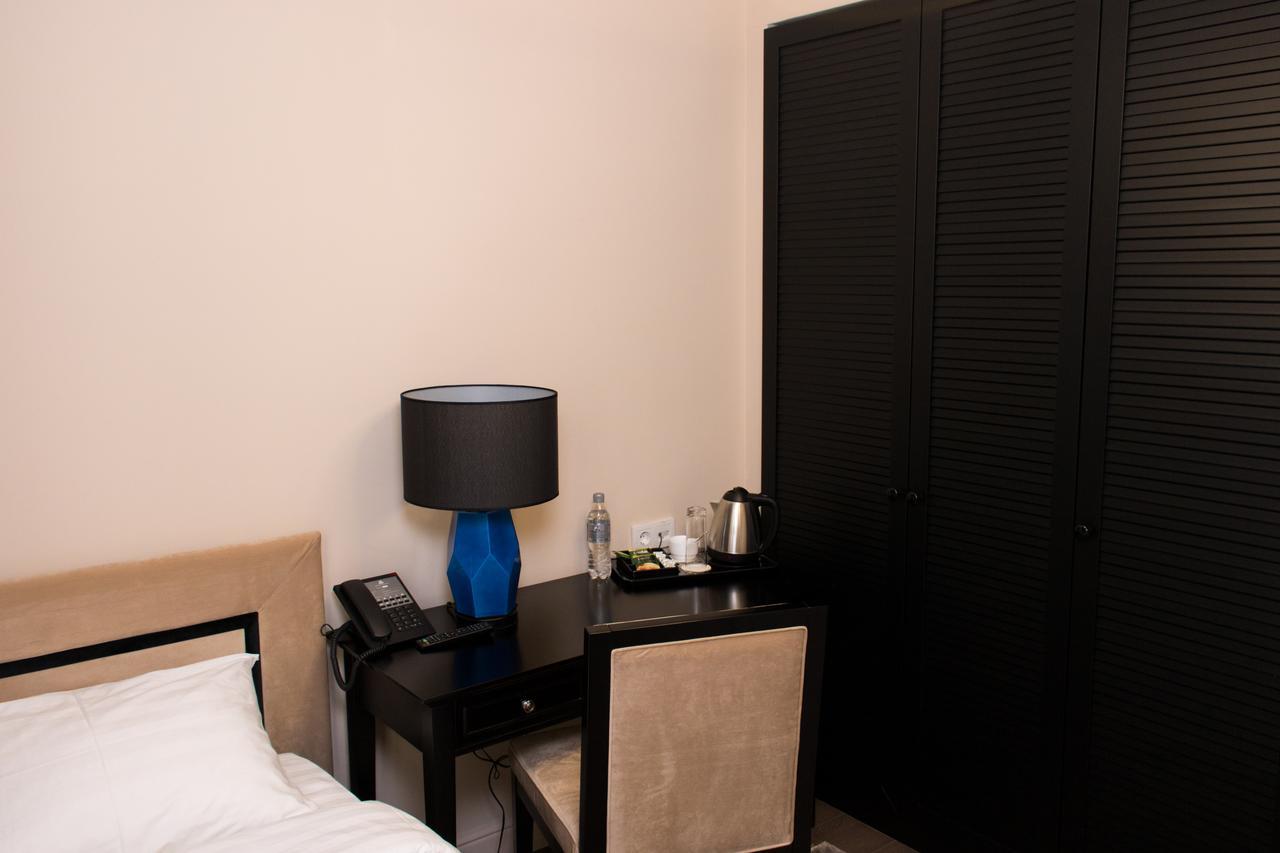 Madison Ave Hotel Bishkek Bagian luar foto