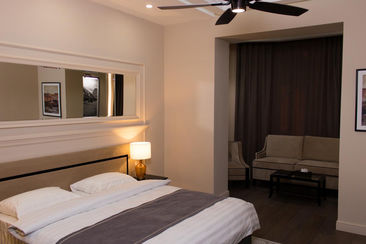 Madison Ave Hotel Bishkek Bagian luar foto