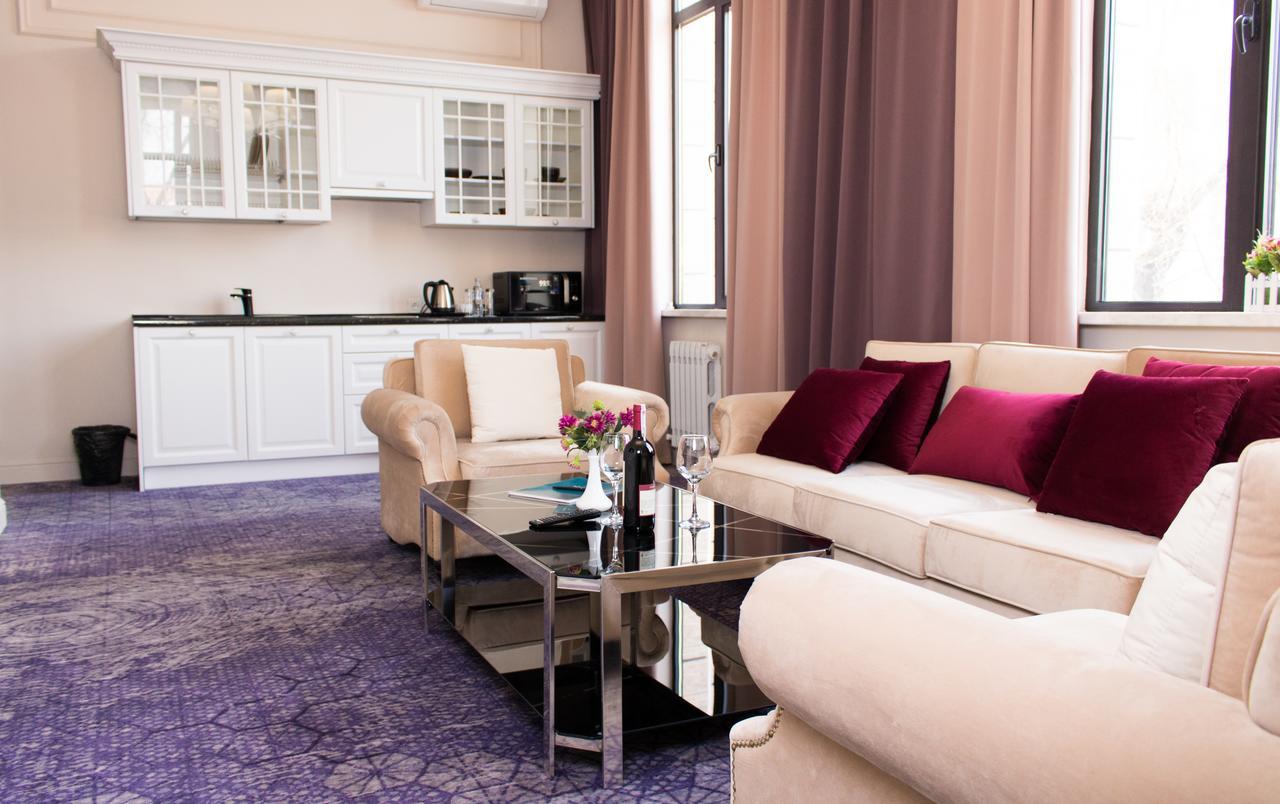 Madison Ave Hotel Bishkek Bagian luar foto